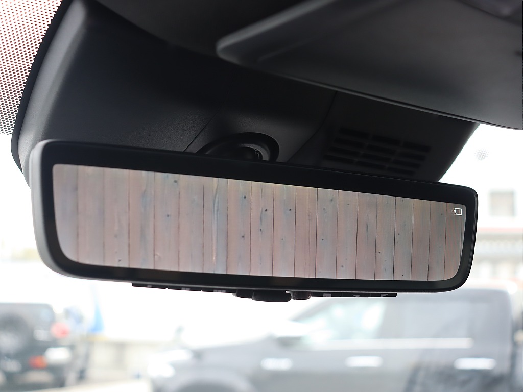 タコマは標準でデジタルインナーミラー装備！