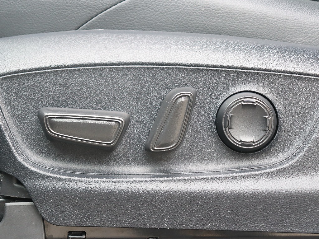 運転席助手席はパワーシートですよ！