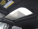 国内のピックアップにはないサンルーフ装備！