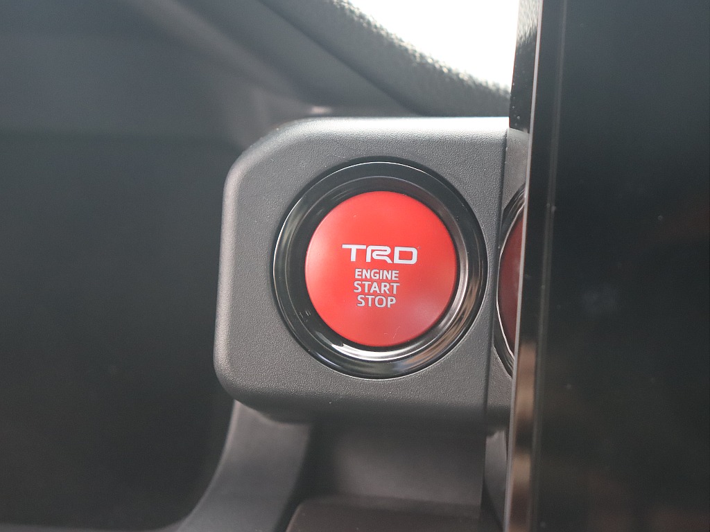 TRDロゴ入りのプッシュスタートがアクセントになっています！