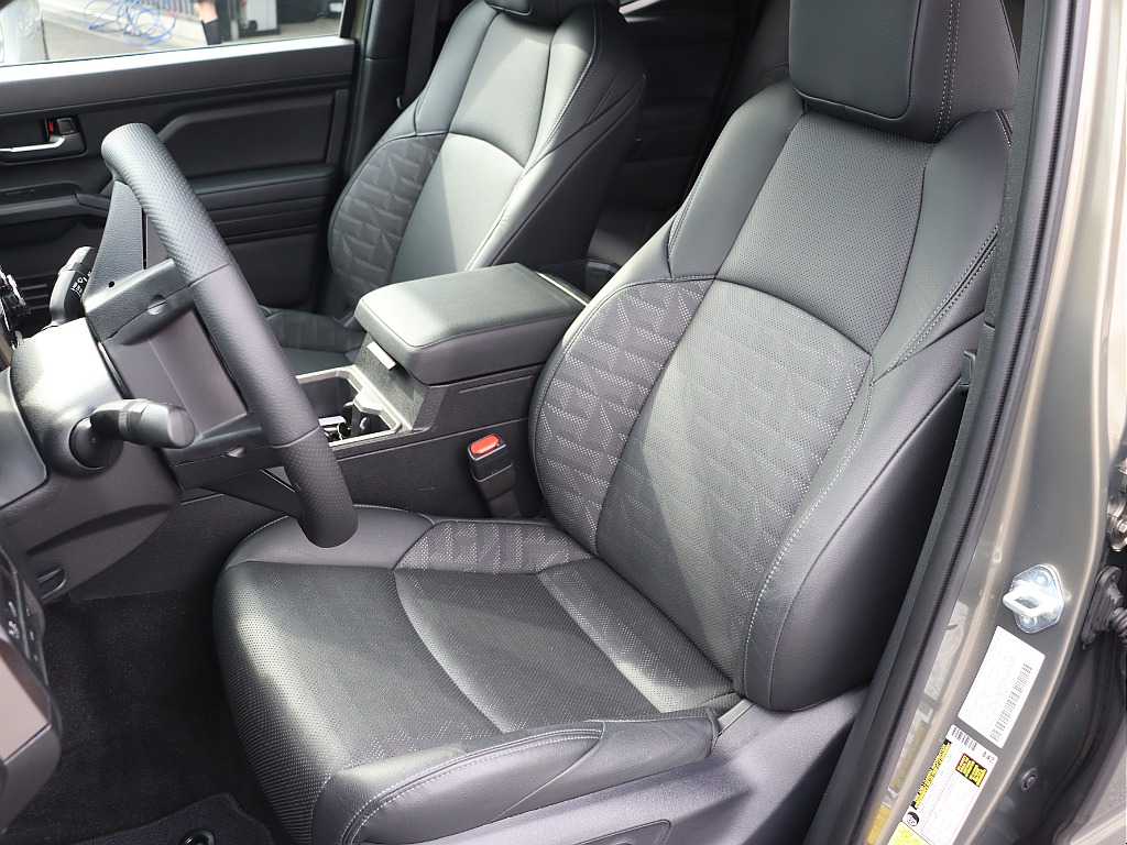前席電動パワーシート！ブラックカラーを基調としております！