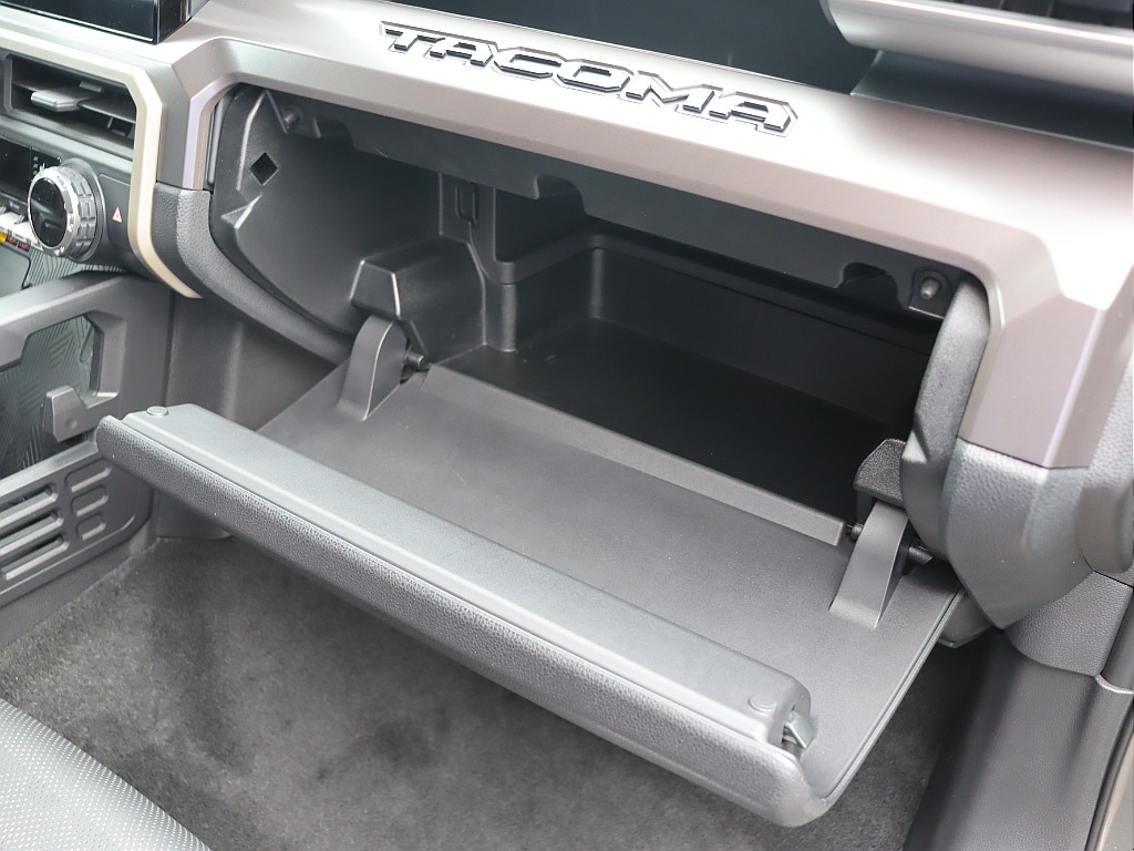 グローブボックスも収納力抜群です！