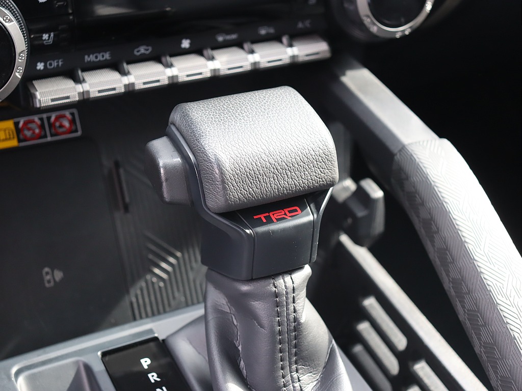 シフトノブにもTRDロゴ入り！
