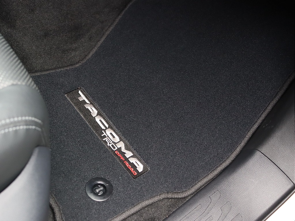 TRDオフロード専用フロアマット装備！