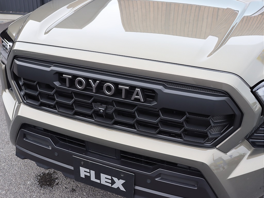 モデルチェンジで大型横文字グリルになり、さらにインパクトがあります♪