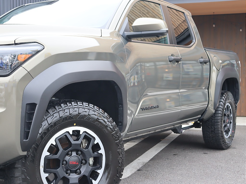 TRDオフロードのオーバーフェンダーはブラックになってます！