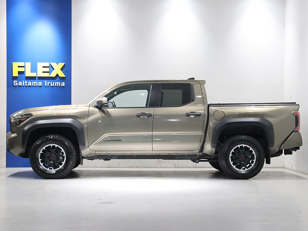 ハイラックスとのサイズ差はペットボトル約1本分！