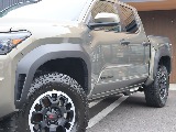 TRDオフロードのオーバーフェンダーはブラックになってます！