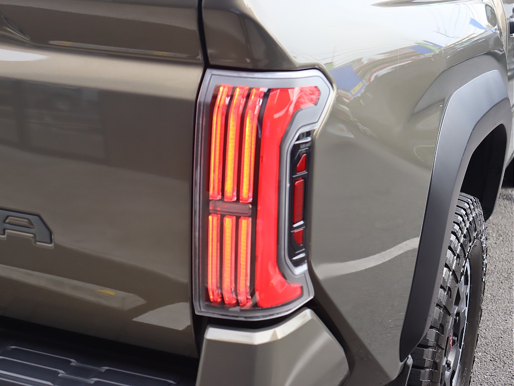 オリジナルLEDテールランプも新品インストール！サイドのボタンを押すとリアゲートは電動開閉可能！！