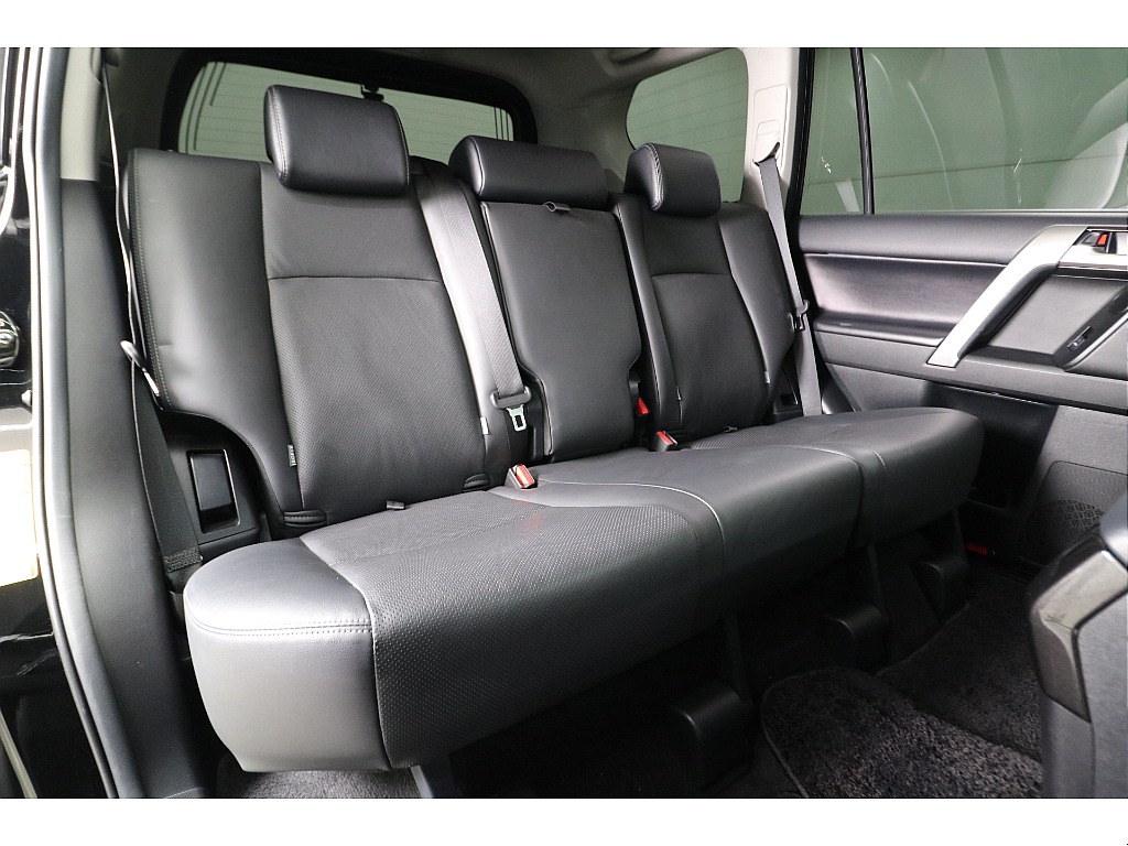 後部座席は大人の方でもゆったりとお座りいただけます♪