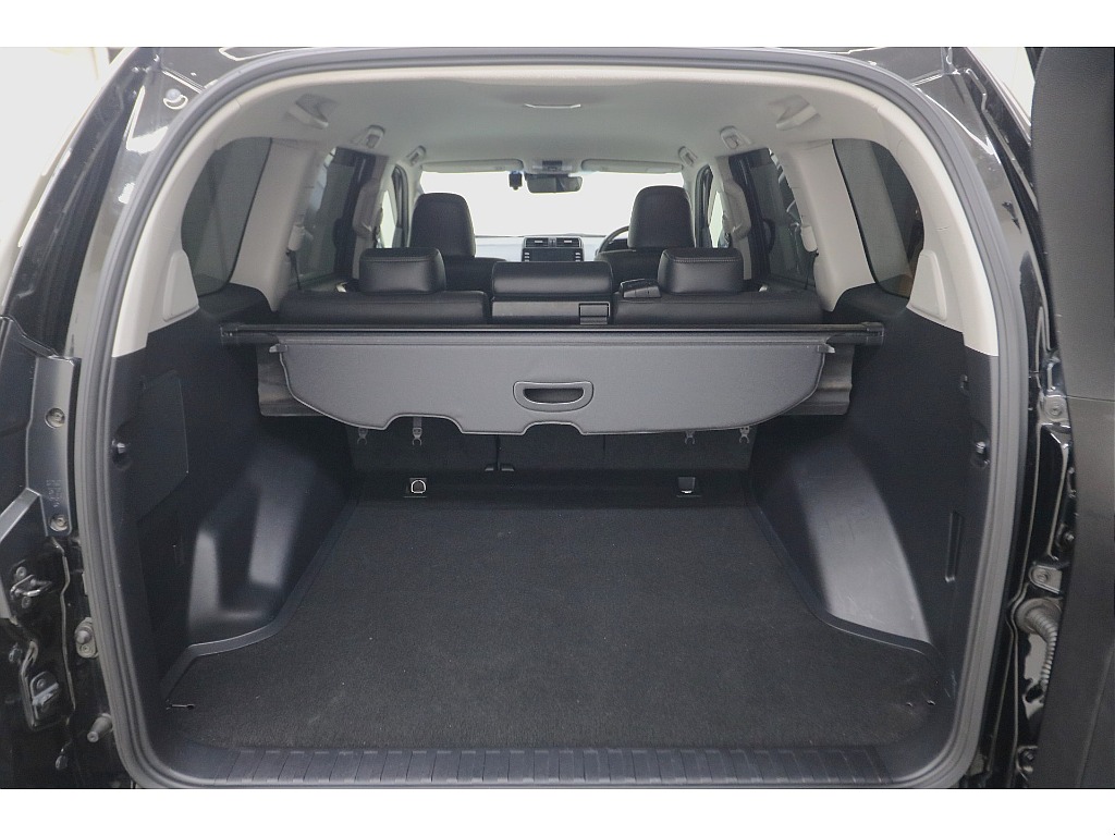 ラゲッジルームは広々と荷物がたくさん積めます♪