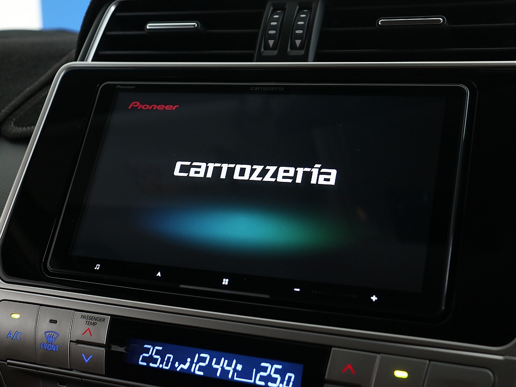 カロッツェリア製9インチサイバーナビを装着済み！