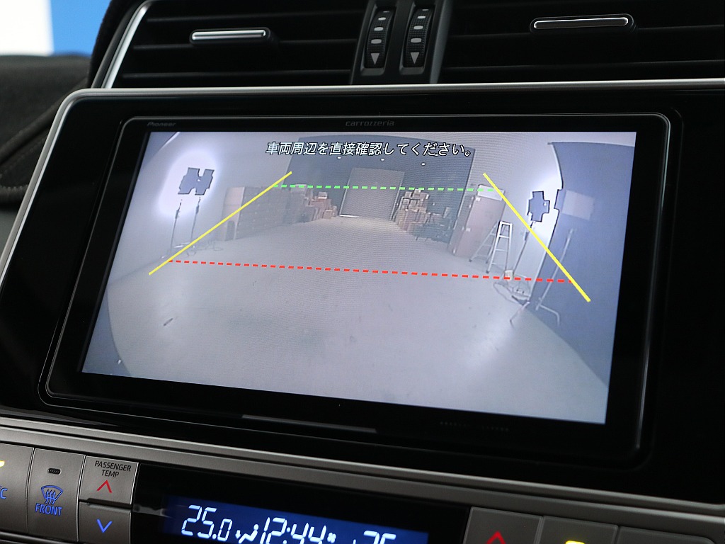 バックカメラ付きで車庫入れも安心！
