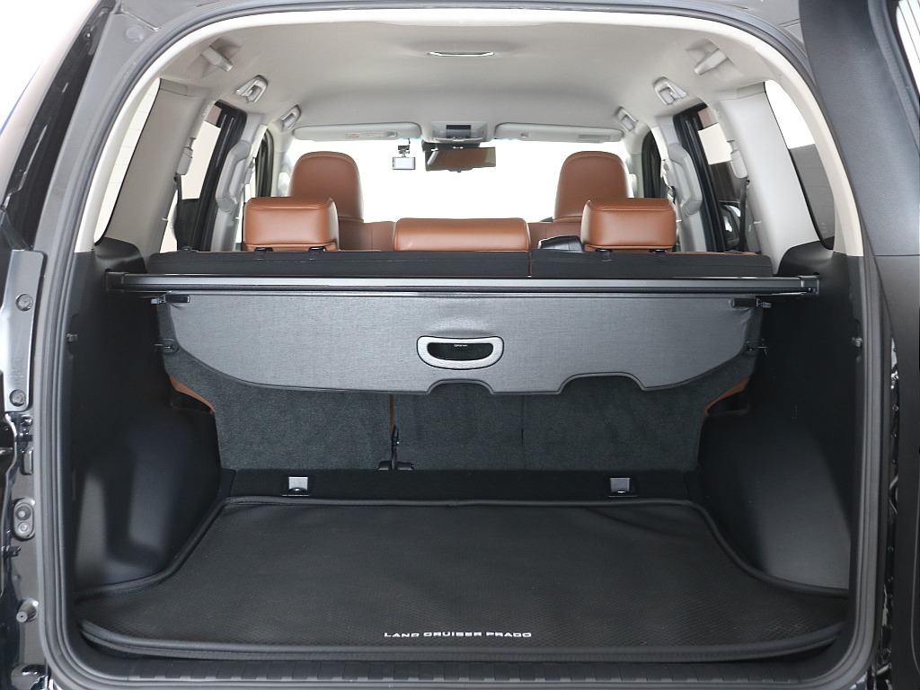 ラゲッジスペースにはトノカバーやラゲッジマットも完備済みの為、保護もバッチリ！