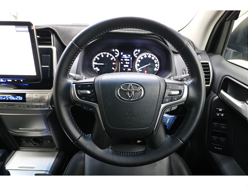 上級グレード専用の本革巻きステアリング＆本革巻きシフトノブ☆