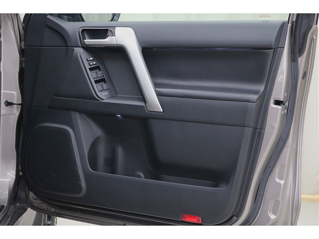 ドアトリムになります☆