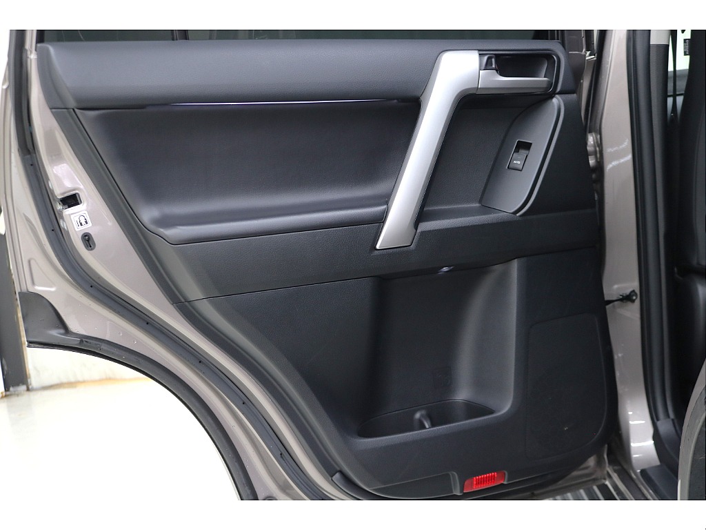 ドアトリムになります☆