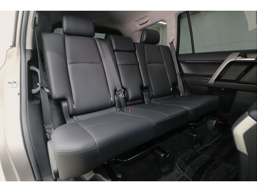 後部座席は大人の方でもゆったりとお座りいただけます♪