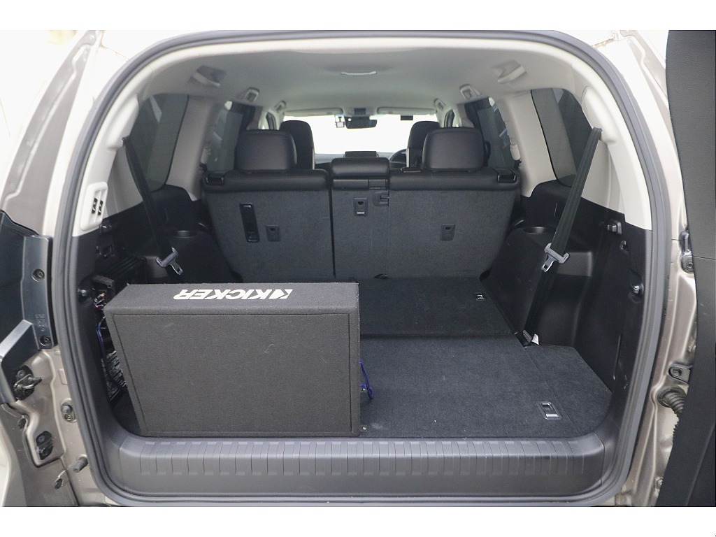 ３列目シートは電動収納式となりますので荷室も確保出来ます♪