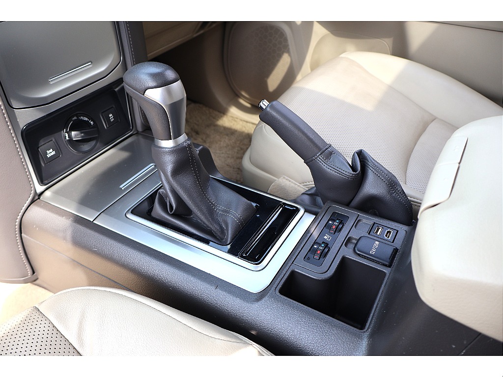 シフト周りは少しランクルらしいゴツゴツ感を感じます