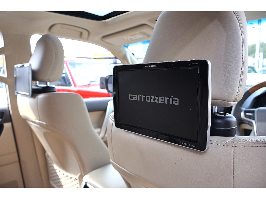 後席プライベートモニターは左右付き