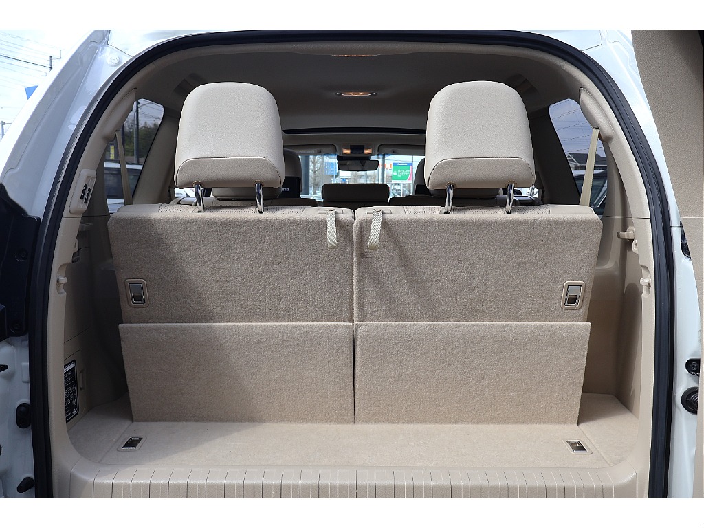 三列目も背もたれが高く大人も乗れます！