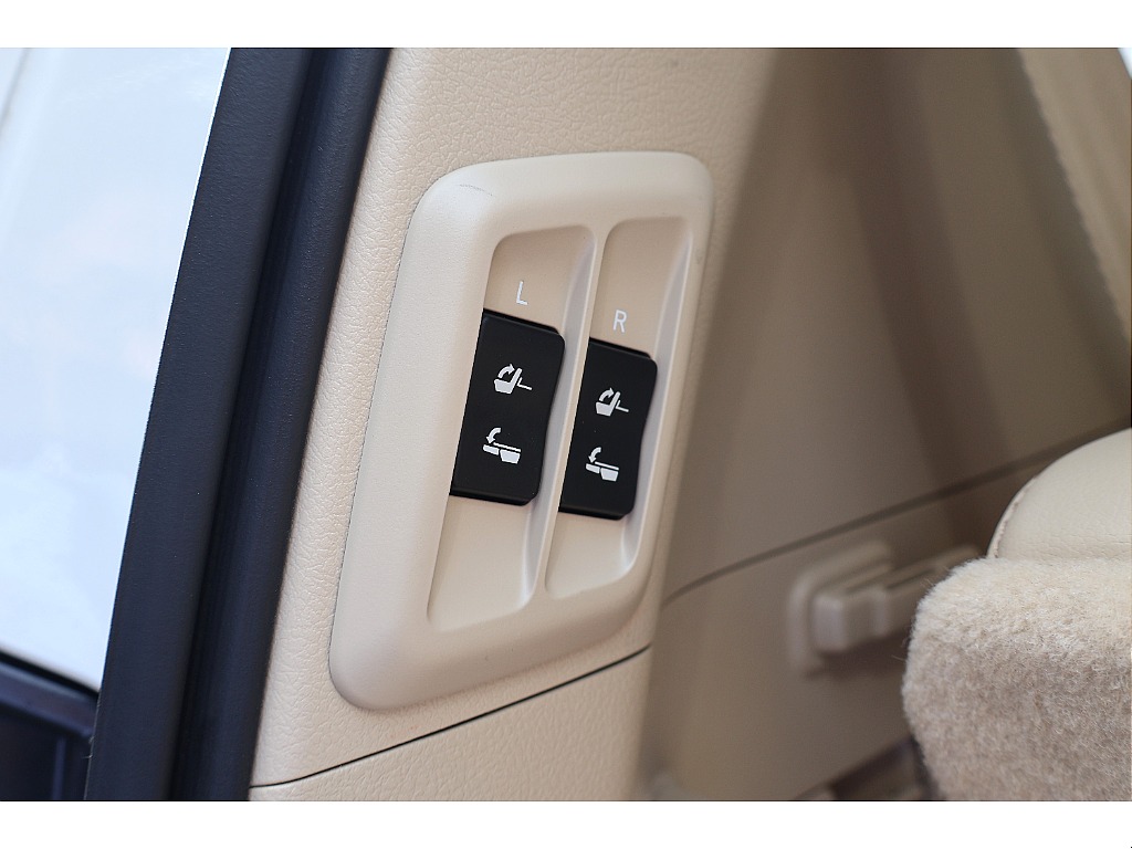 3列目は電動シートですので煩わしい操作も無し！