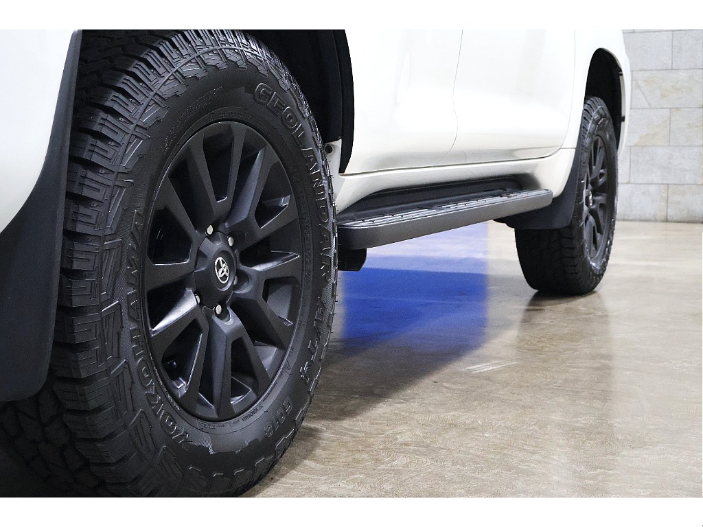 特別仕様マットブラック18インチホイール