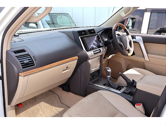 助手席側にもウッド調のインテリアパネルがあり高級感◎