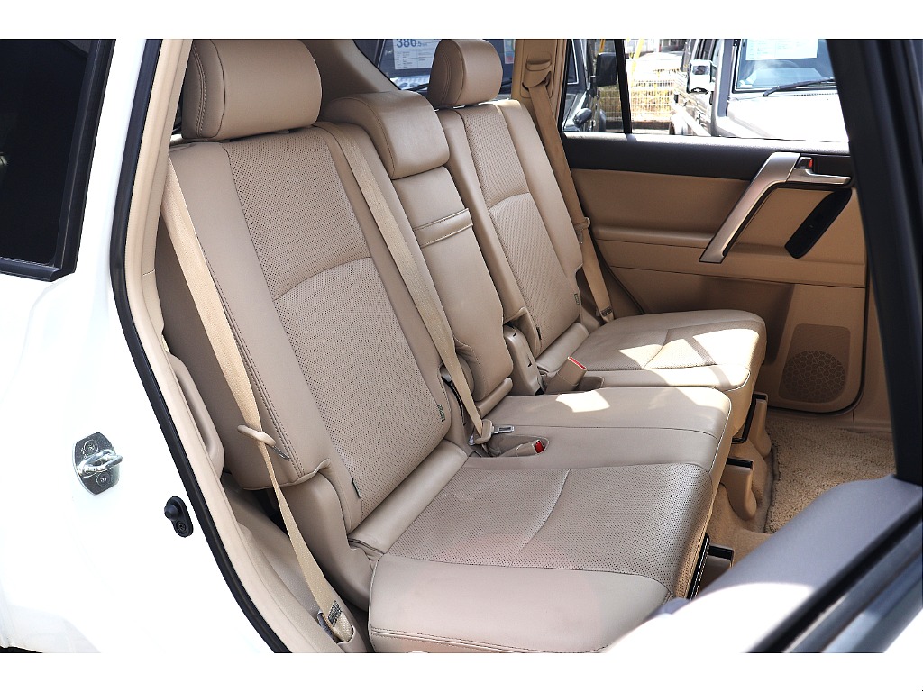 セカンドシートもキレイな状態を保っております！