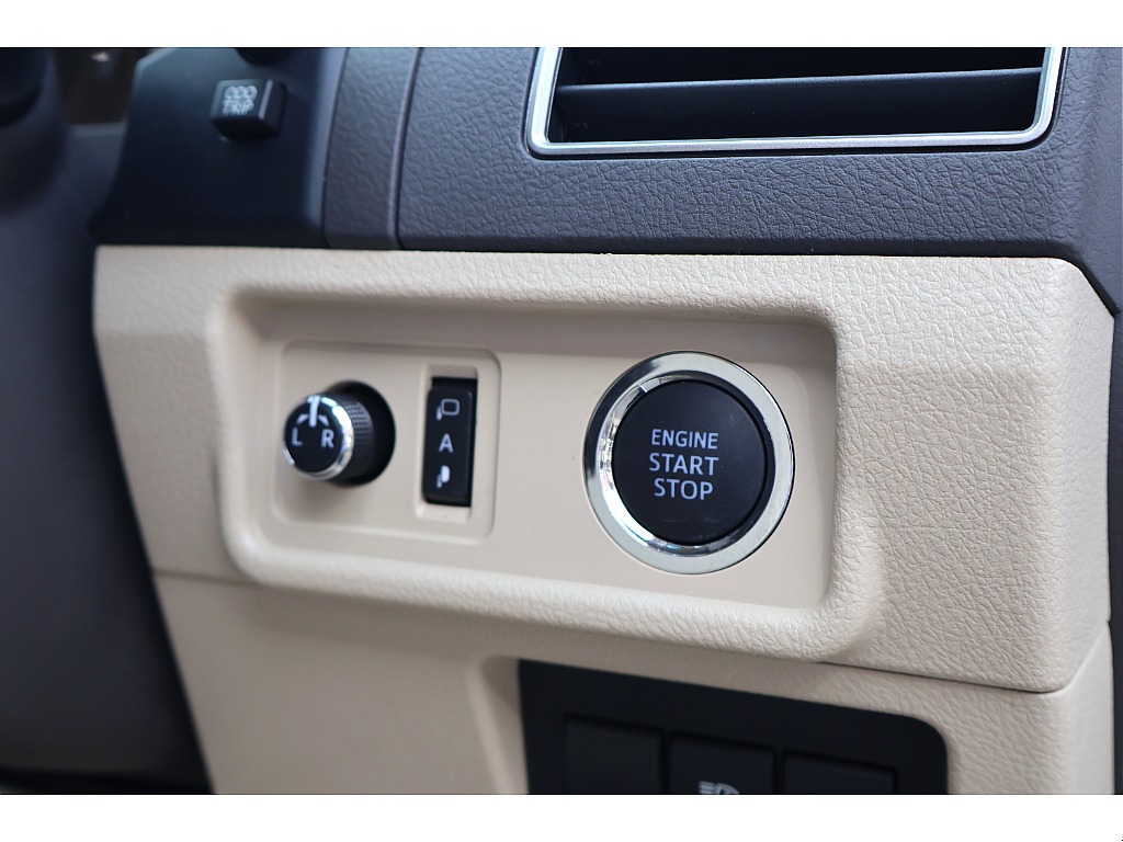 運転席操作部はすっきりシンプル