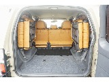 ３列目シートは跳ね上げ式となりますので荷室も確保出来ます♪