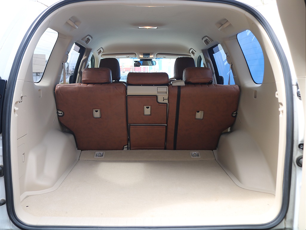 ラゲージルームは広々しています！ご家族でキャンプ、友人とスノーボードやゴルフ、一人旅で車中泊、と考えるだけでワクワクしますね♪良い思い出をたくさん作りましょう！