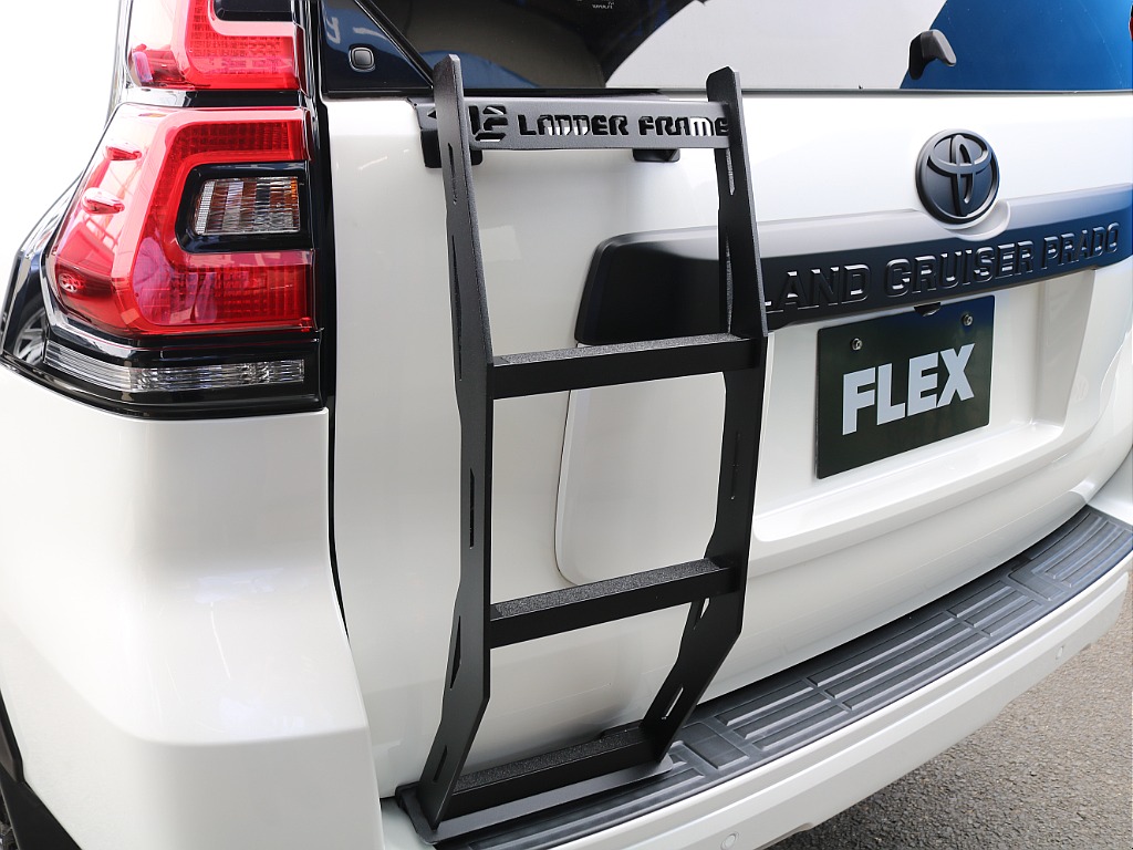 リアゲートにはラダーフレーム製ハーフラダーを装着済み♪ルーフラックに荷物を積む際も簡単にできます♪