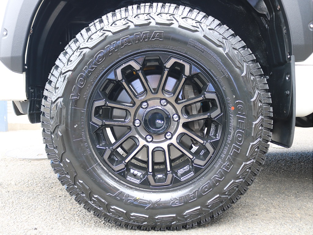 足元はXFLF02 17インチAWにYOKOHAMAジオランダータイヤを装着済み♪アウトドア×ラグジュアリーさをミックスさせた仕上がりに♪