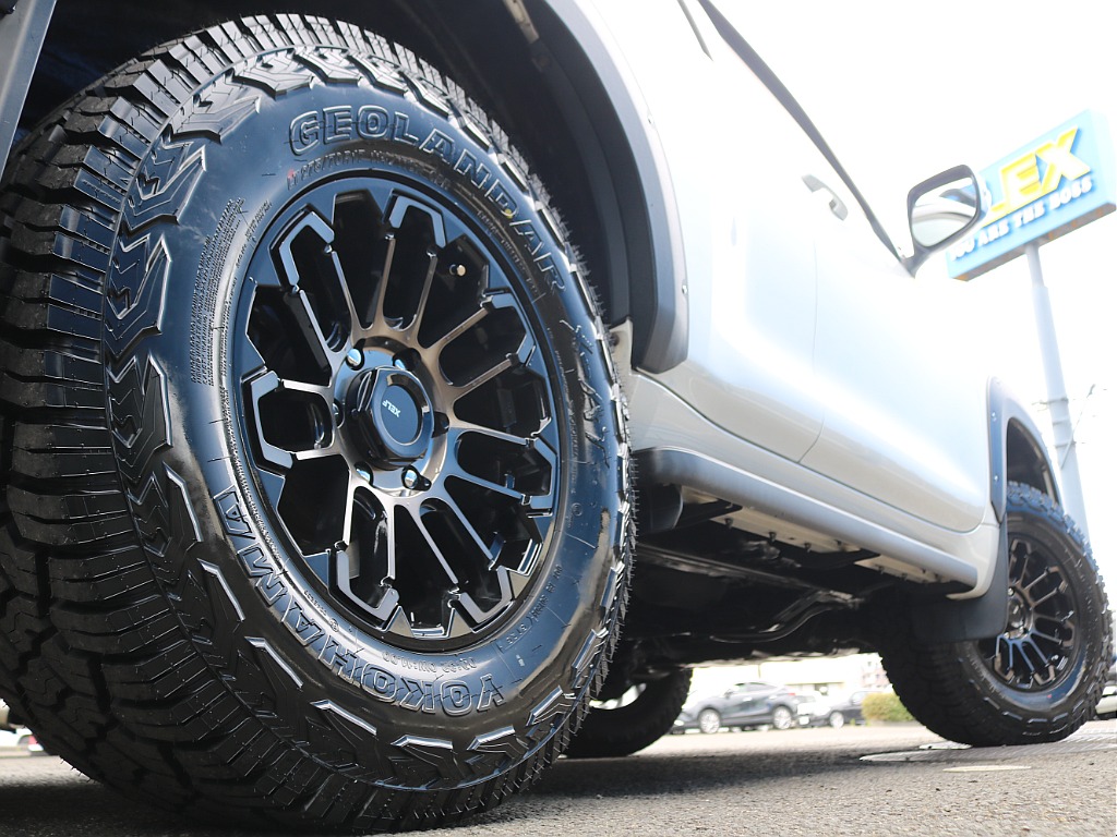 ランドクルーザーやハイエースなどを常時40台以上展示！お客様のニーズにあった最適なお車をご提案させていただきます。ご来店の際はお気軽にお問合わせください！