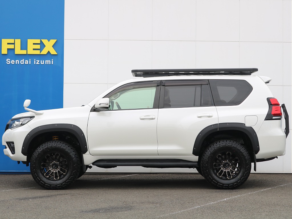 2インチリフトアップしておりますので重厚感がありバランスの取れたシルエットに♪