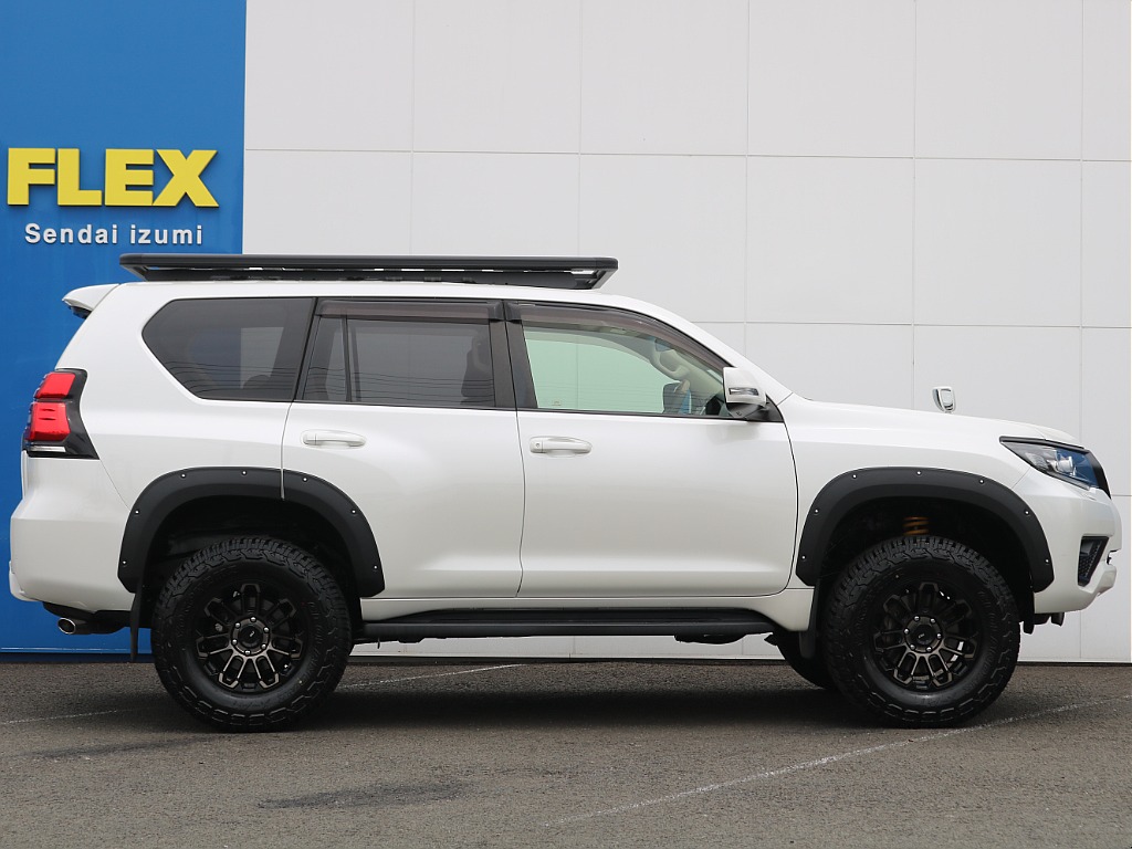 オーバーフェンダーを装着済みですのでタイヤハウスが広く見えより車高が上がっているように見えるのもポイントです♪