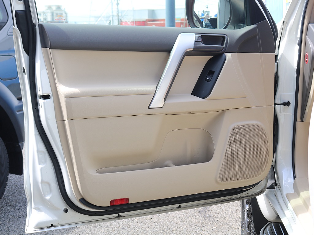 実際にご来店が難しい、遠方にお住まいのお客様もご安心ください！お電話やメールにてお車のご説明、ご覧になりたい箇所の追加画像、お見積書の郵送、と当店スタッフが丁寧に対応させていただきます♪