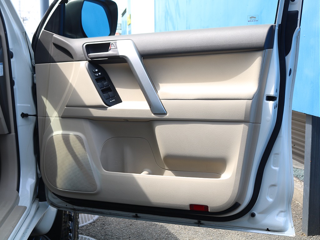 実際にご来店が難しい、遠方にお住まいのお客様もご安心ください！お電話やメールにてお車のご説明、ご覧になりたい箇所の追加画像、お見積書の郵送、と当店スタッフが丁寧に対応させていただきます♪