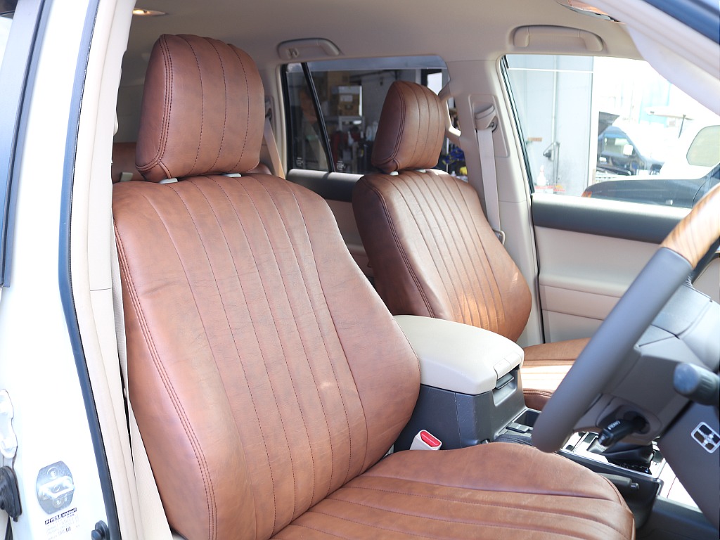 シートにはクラシックブラウンシートカバーを装着済み♪女性にも人気な明るい空間に♪