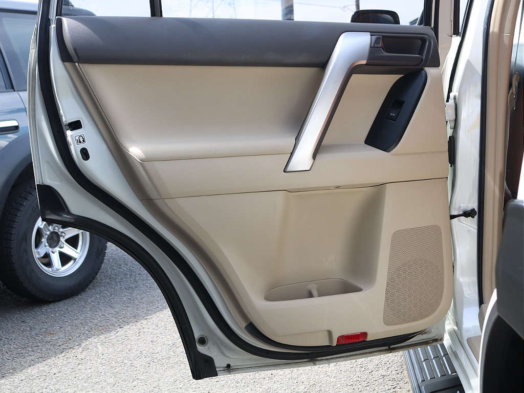 実際にご来店が難しい、遠方にお住まいのお客様もご安心ください！お電話やメールにてお車のご説明、ご覧になりたい箇所の追加画像、お見積書の郵送、と当店スタッフが丁寧に対応させていただきます♪