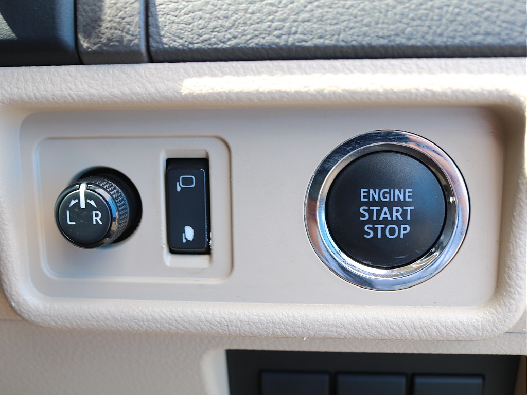 実際にご来店が難しい、遠方にお住まいのお客様もご安心ください！お電話やメールにてお車のご説明、ご覧になりたい箇所の追加画像、お見積書の郵送、と当店スタッフが丁寧に対応させていただきます♪