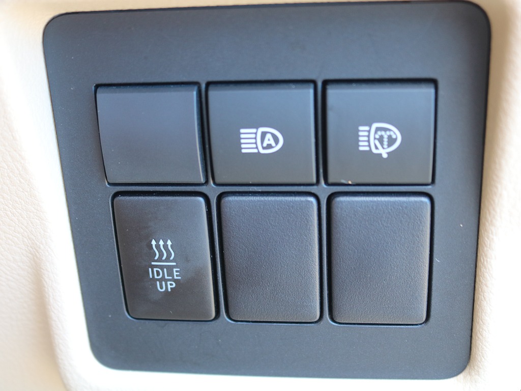 実際にご来店が難しい、遠方にお住まいのお客様もご安心ください！お電話やメールにてお車のご説明、ご覧になりたい箇所の追加画像、お見積書の郵送、と当店スタッフが丁寧に対応させていただきます♪