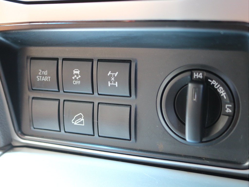 実際にご来店が難しい、遠方にお住まいのお客様もご安心ください！お電話やメールにてお車のご説明、ご覧になりたい箇所の追加画像、お見積書の郵送、と当店スタッフが丁寧に対応させていただきます♪