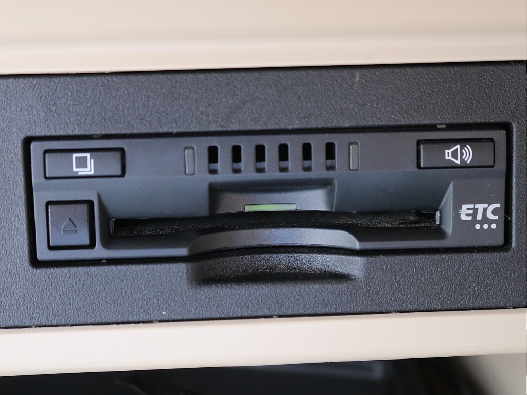 実際にご来店が難しい、遠方にお住まいのお客様もご安心ください！お電話やメールにてお車のご説明、ご覧になりたい箇所の追加画像、お見積書の郵送、と当店スタッフが丁寧に対応させていただきます♪