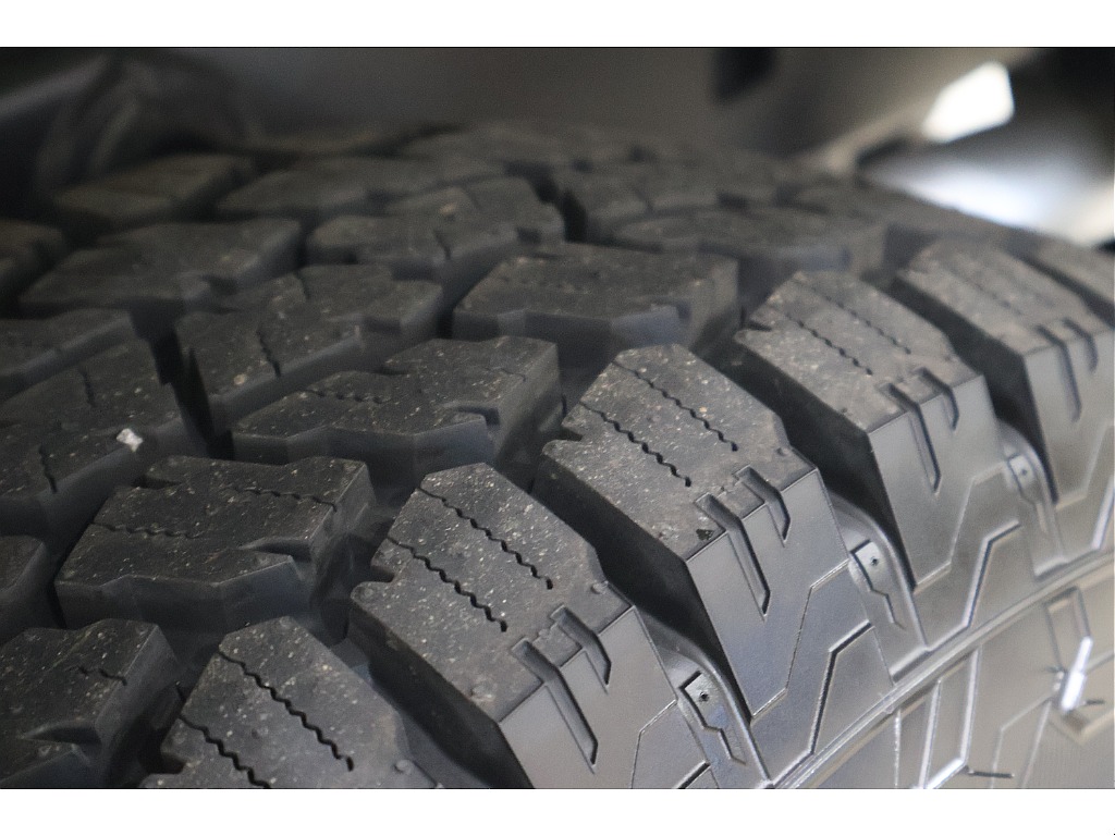 新品なので溝もタップリ！