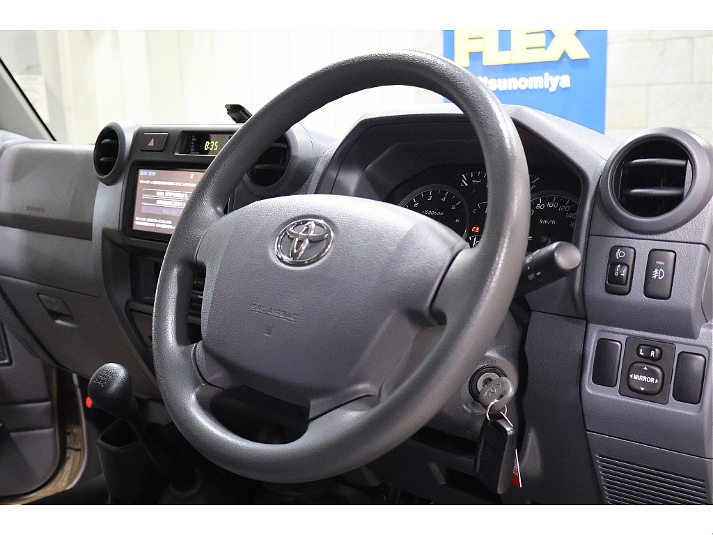 あえての純正ステアリングですが、ウッドステアリングにカスタムも可能です！