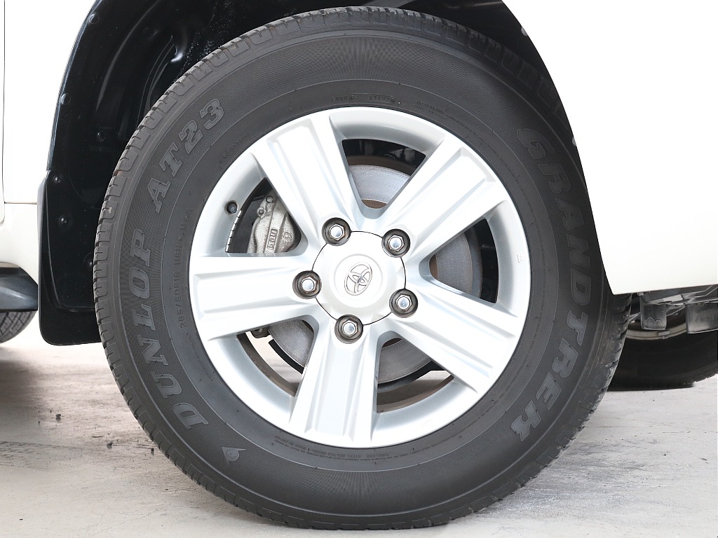 純正18アルミホイールを装着！シンプルなデザインがカッコいい！