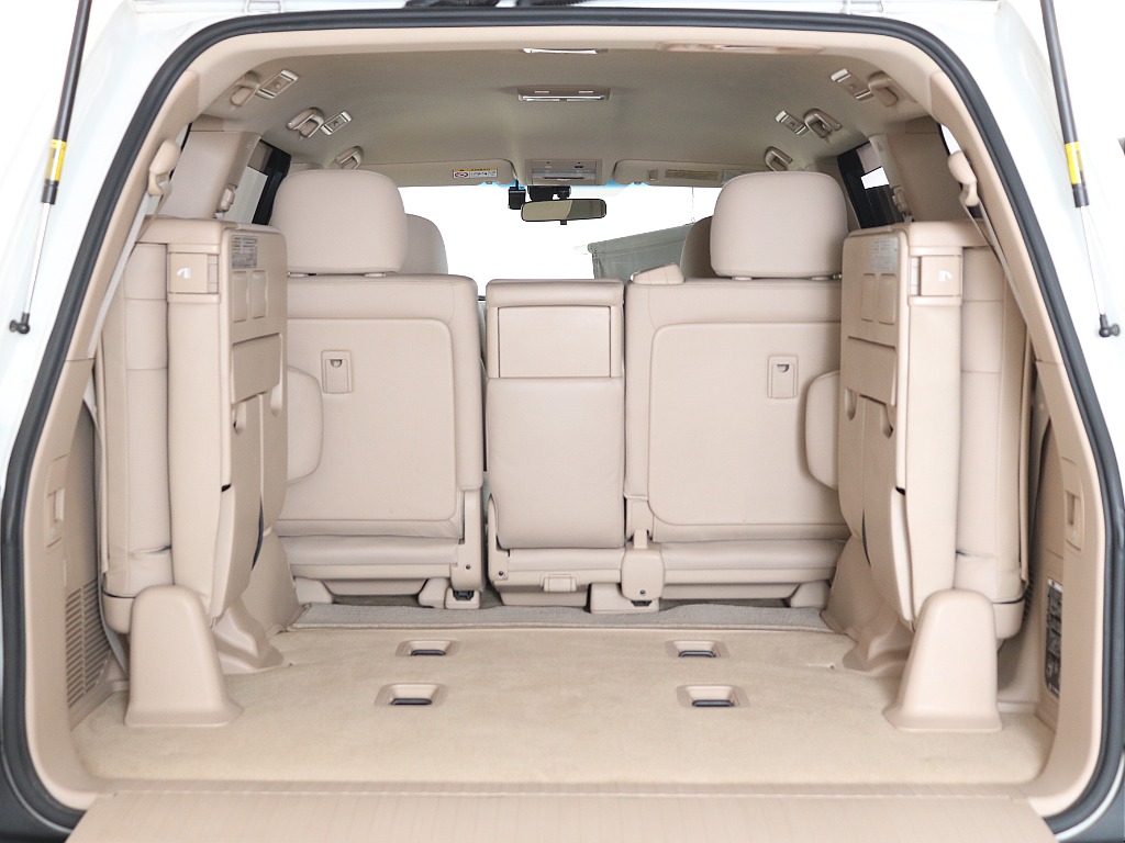 サードシートを跳ね上げれば広々としたラゲッジスペース！